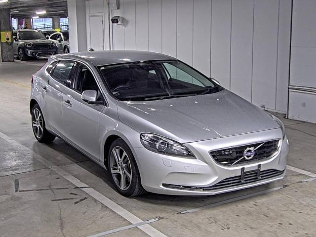 VOLVO V40 2016