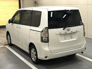 TOYOTA VOXY 2010
