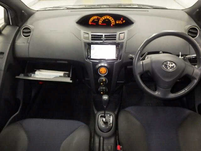 TOYOTA VITZ 2010
