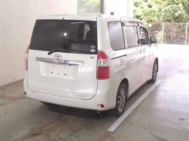 TOYOTA NOAH 2008