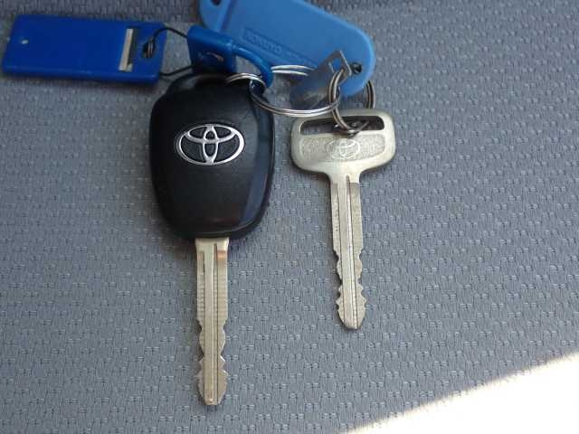 TOYOTA VITZ 2013