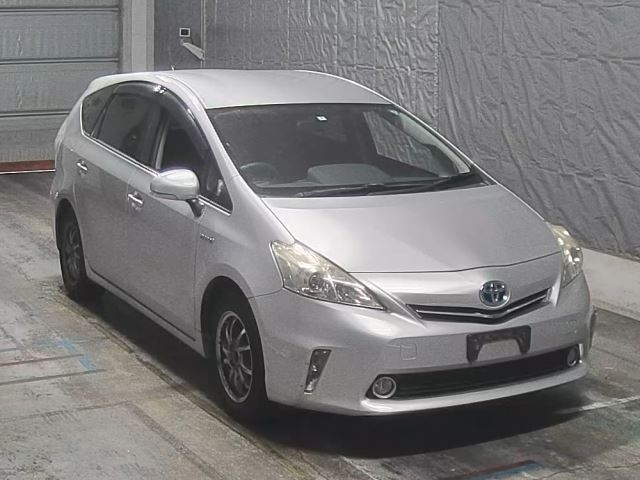 TOYOTA PRIUS ALPHA 2013