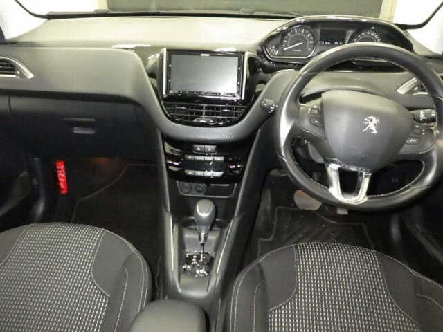 PEUGEOT 208 2015