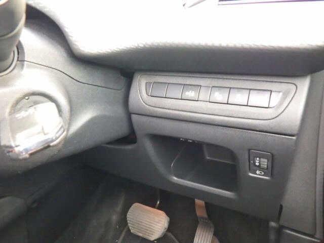 PEUGEOT 208 2015