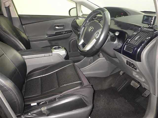 TOYOTA PRIUS ALPHA 2014