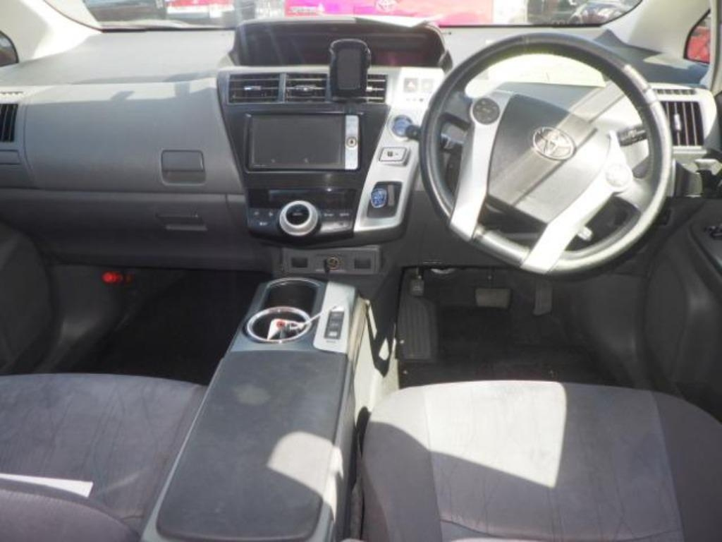 TOYOTA PRIUS ALPHA 2011