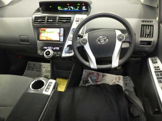TOYOTA PRIUS ALPHA 2011