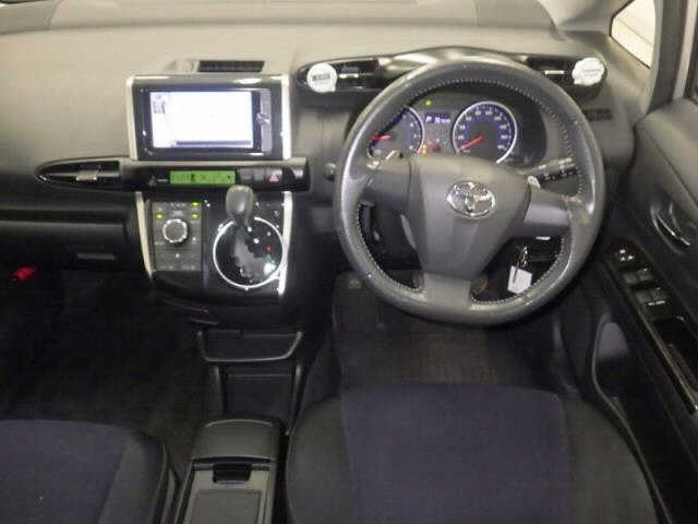 TOYOTA WISH 2013