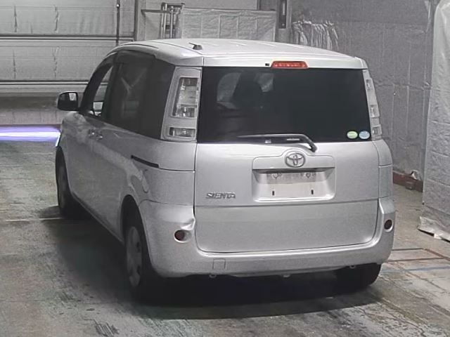 TOYOTA SIENTA 2013