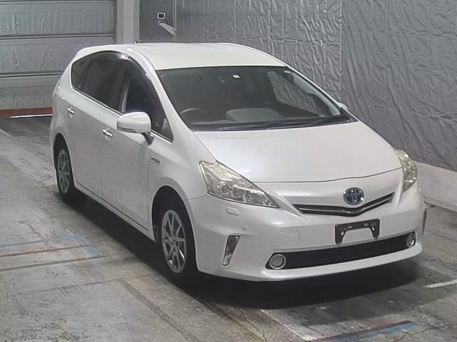 TOYOTA PRIUS ALPHA 2013