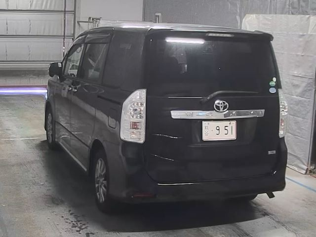 TOYOTA VOXY 2013