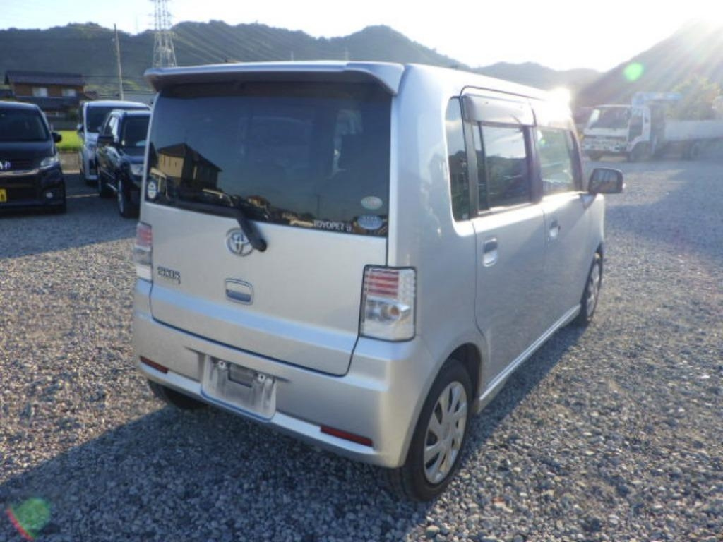 TOYOTA PIXIS SPACE 2011