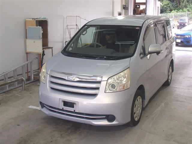 TOYOTA NOAH 2010