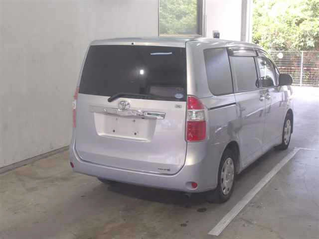 TOYOTA NOAH 2010