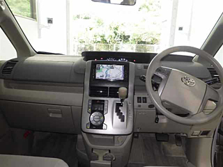 TOYOTA NOAH 2010