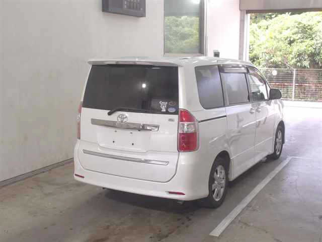 TOYOTA NOAH 2009