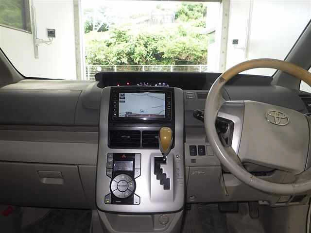 TOYOTA NOAH 2009