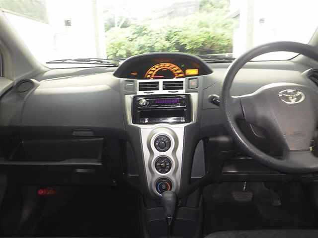 TOYOTA VITZ 2010
