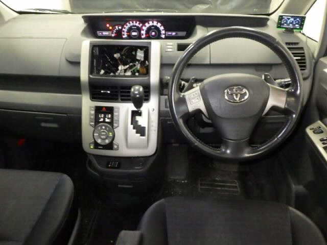 TOYOTA VOXY 2009