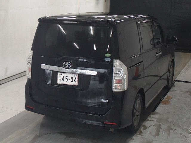 TOYOTA VOXY 2013