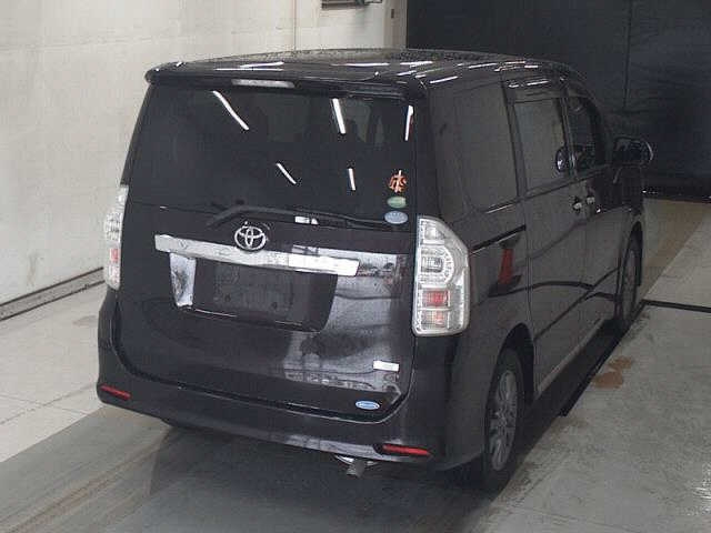 TOYOTA VOXY 2013
