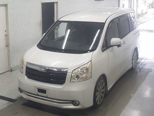 TOYOTA NOAH 2010