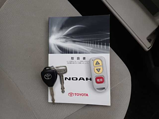 TOYOTA NOAH 2012