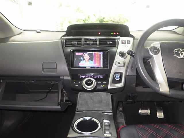 TOYOTA PRIUS ALPHA 2013