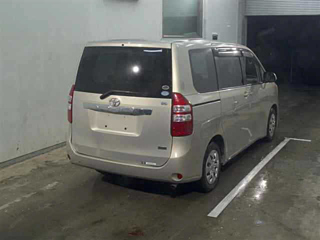 TOYOTA NOAH 2011