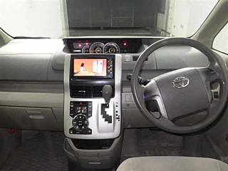 TOYOTA NOAH 2011