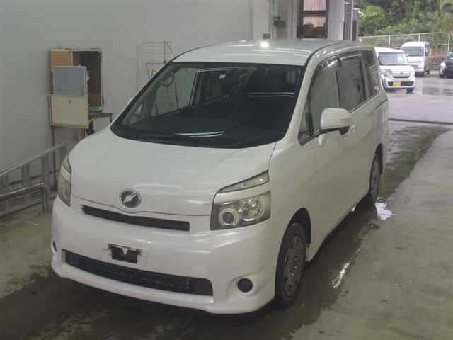 TOYOTA VOXY 2009