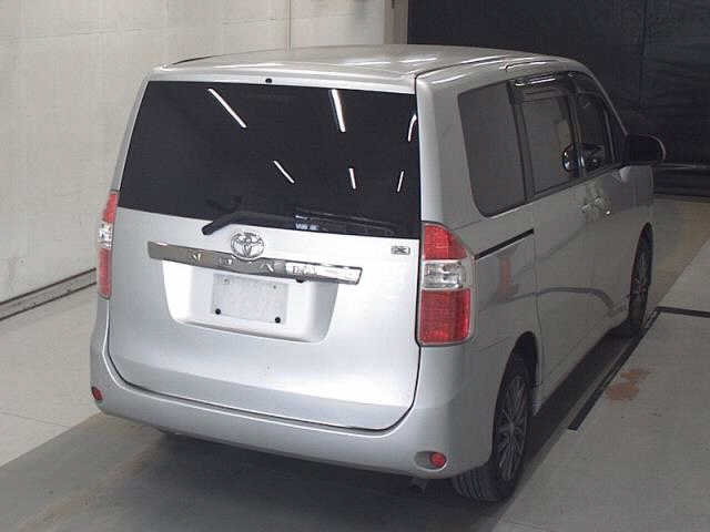 TOYOTA NOAH 2008