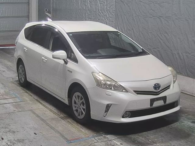 TOYOTA PRIUS ALPHA 2013