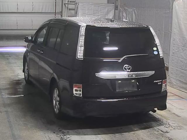 TOYOTA ISIS 2011