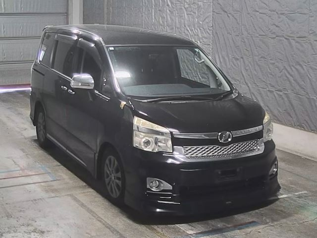 TOYOTA VOXY 2013