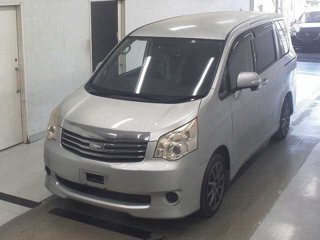 TOYOTA NOAH 2010