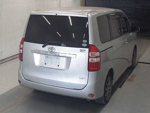 TOYOTA NOAH 2010