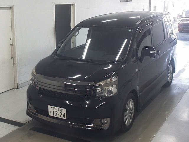 TOYOTA VOXY 2013