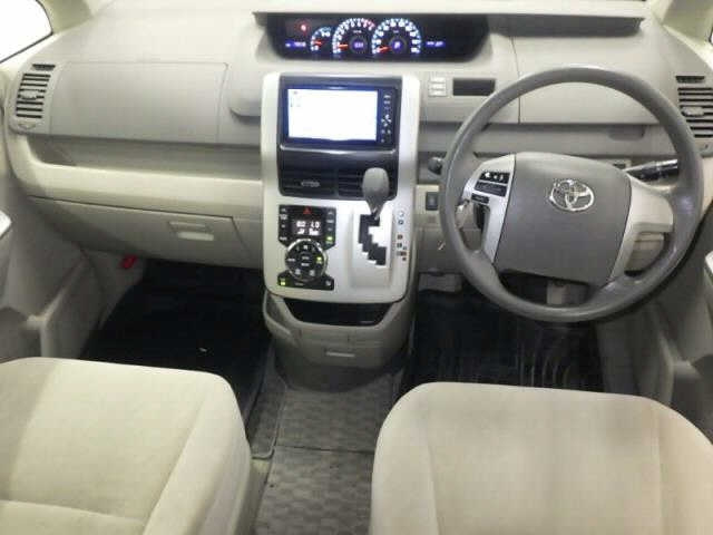 TOYOTA NOAH 2011