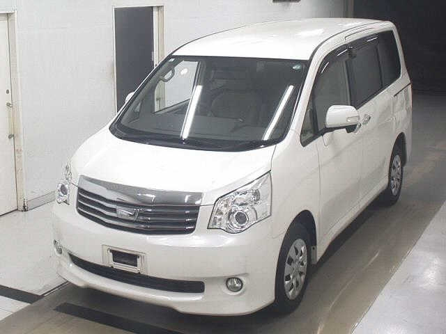 TOYOTA NOAH 2011