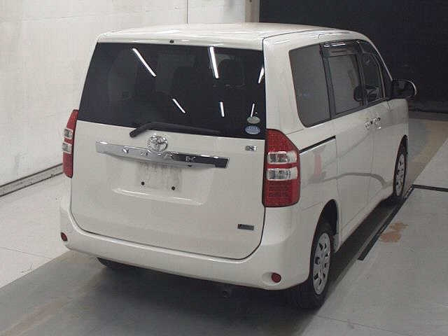 TOYOTA NOAH 2011