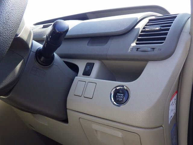 TOYOTA NOAH 2011