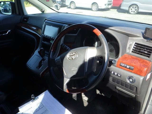 TOYOTA ALPHARD 2010
