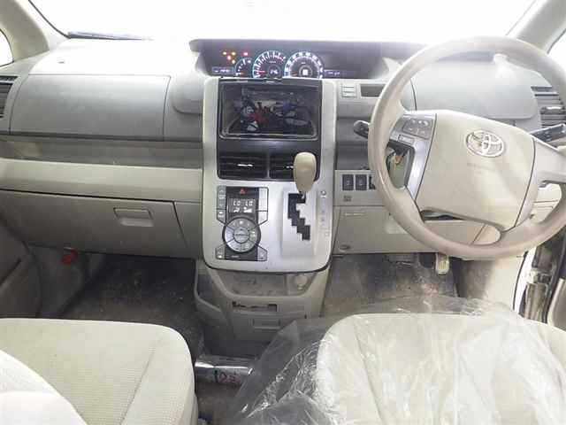 TOYOTA NOAH 2009