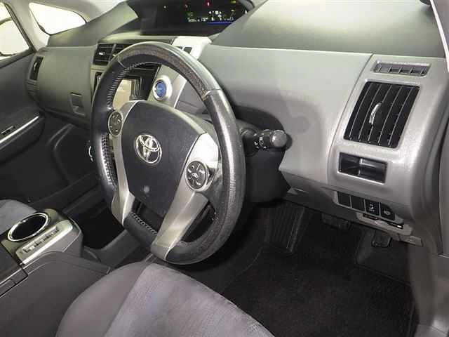 TOYOTA PRIUS ALPHA 2013