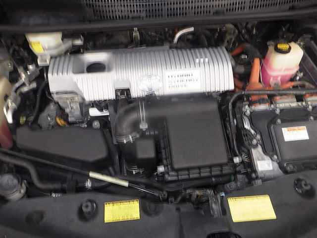 TOYOTA PRIUS ALPHA 2013