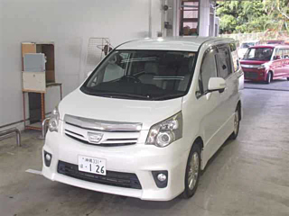 TOYOTA NOAH 2010