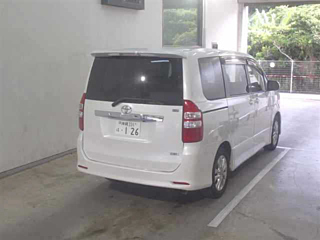 TOYOTA NOAH 2010