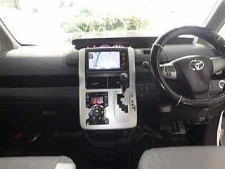 TOYOTA NOAH 2010
