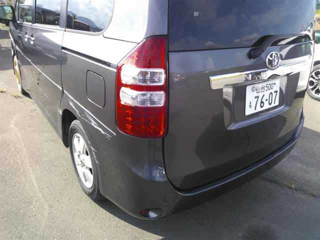 TOYOTA NOAH 2010